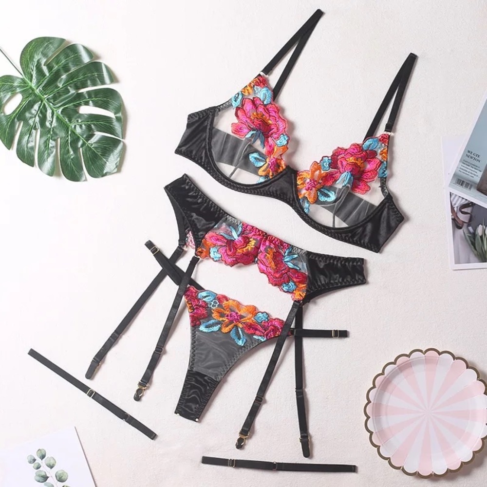 “Midnight Onyx” flower embroidered 3-piece lingerie set